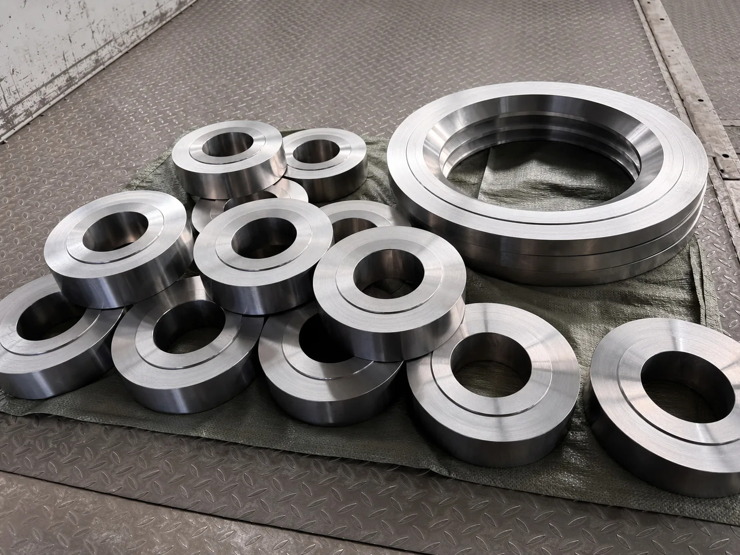 User-supplied machined titanium ring blanks represent the final component geometry to which laboratory fatigue data may be transferred; they are not PBF specimens or study evidence.